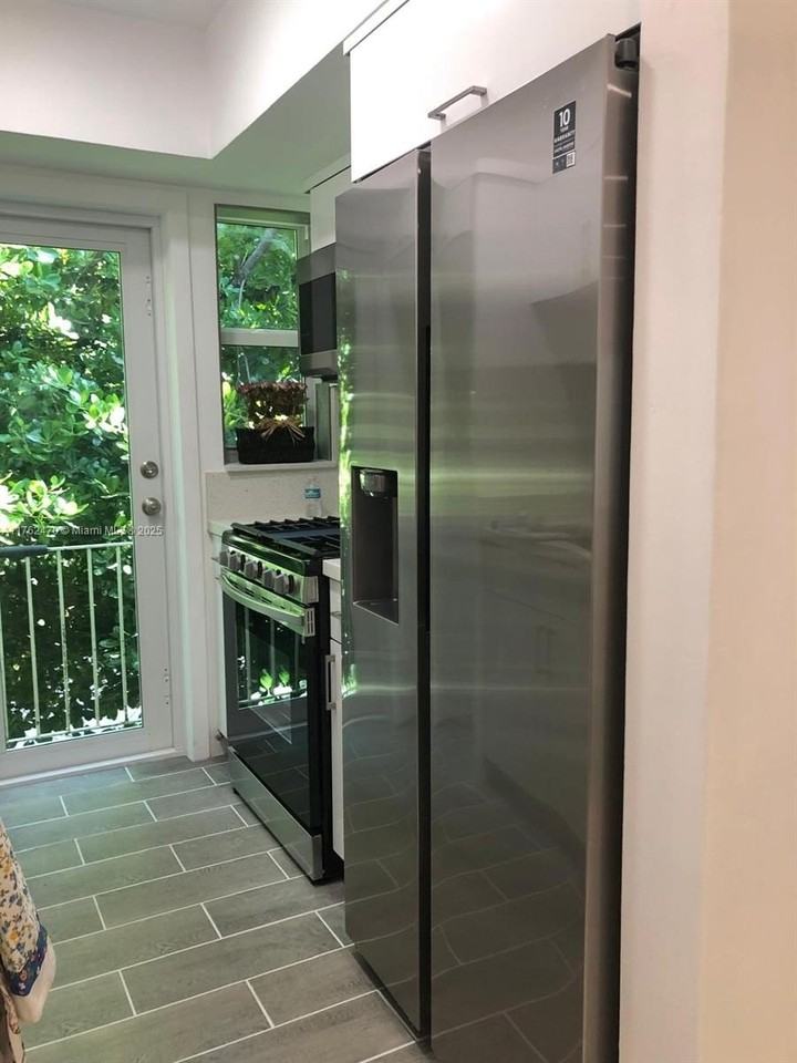 1021 Michigan Ave #11 - Photo 5 of 7