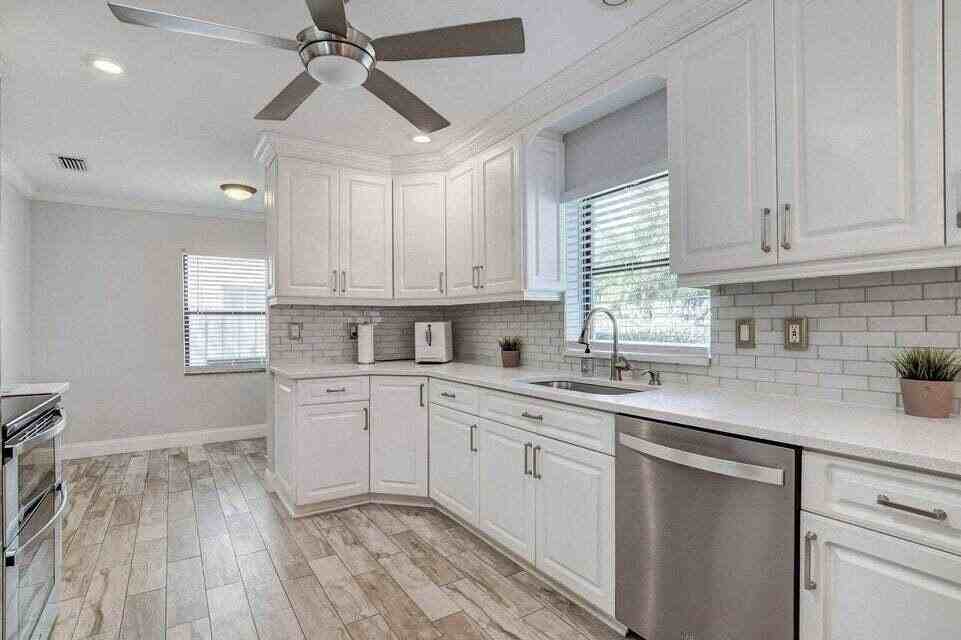 115 Northeast 18th Street - Photo 7 of 36