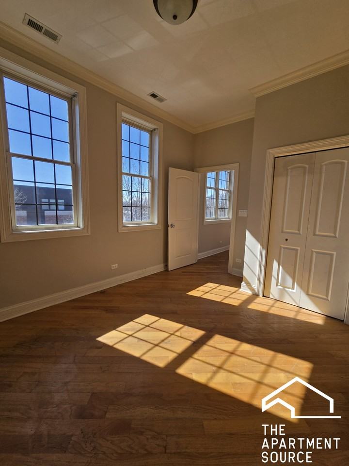 2338 W Morse Ave #2 - Photo 5 of 17