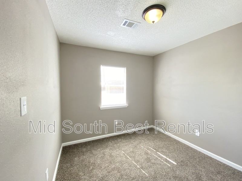 909 West Hazel Street - Photo 4 of 8