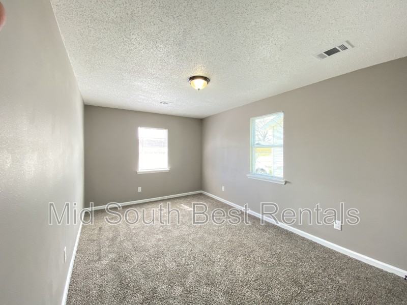 909 West Hazel Street - Photo 5 of 8