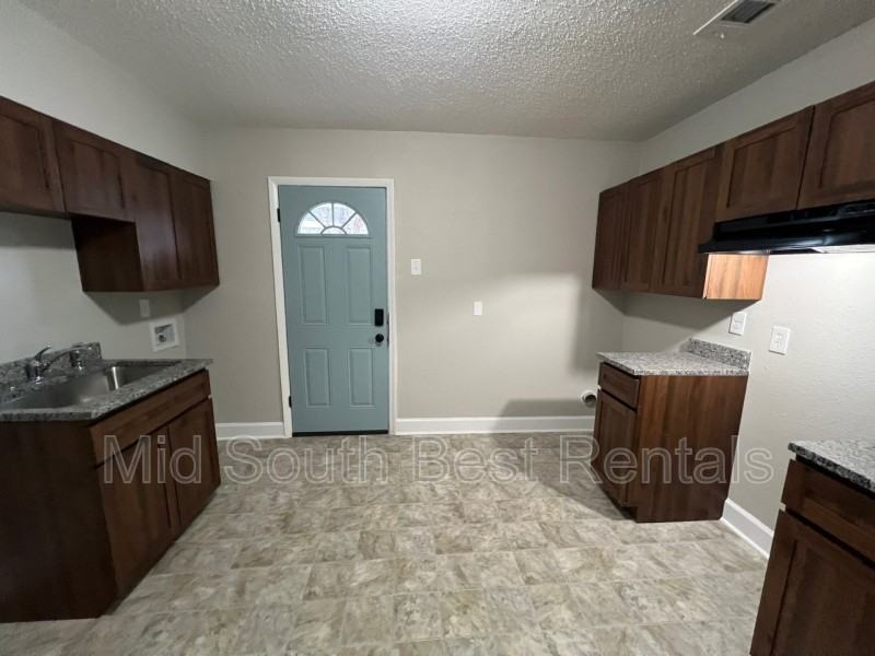 1848 Farrington St - Photo 3 of 7