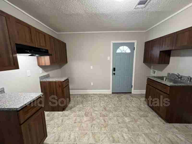 1846 Farrington St - Photo 3 of 7