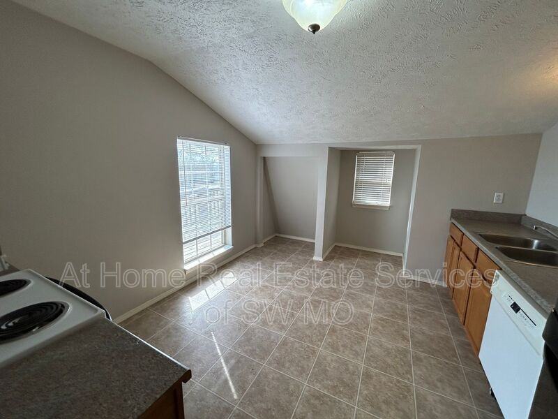 2177 Walk On Dr #D - Photo 4 of 9