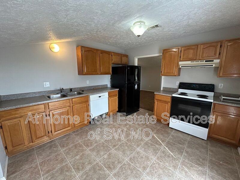 2177 Walk On Dr #D - Photo 5 of 9