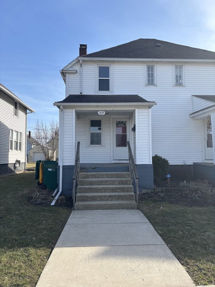 319 E 11th St - Photo 2 of 11