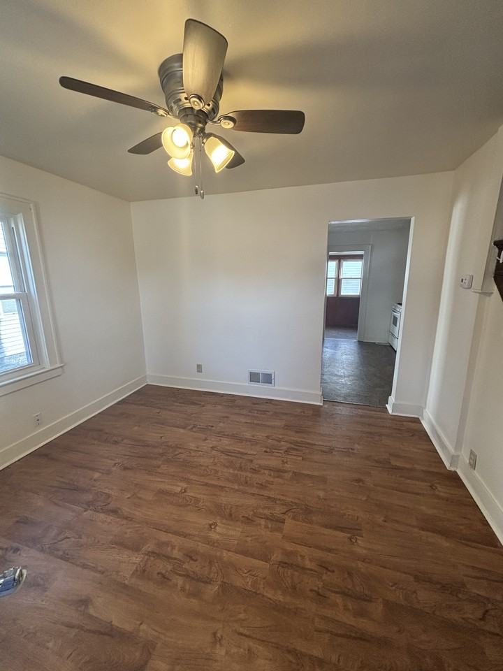 319 E 11th St - Photo 3 of 11