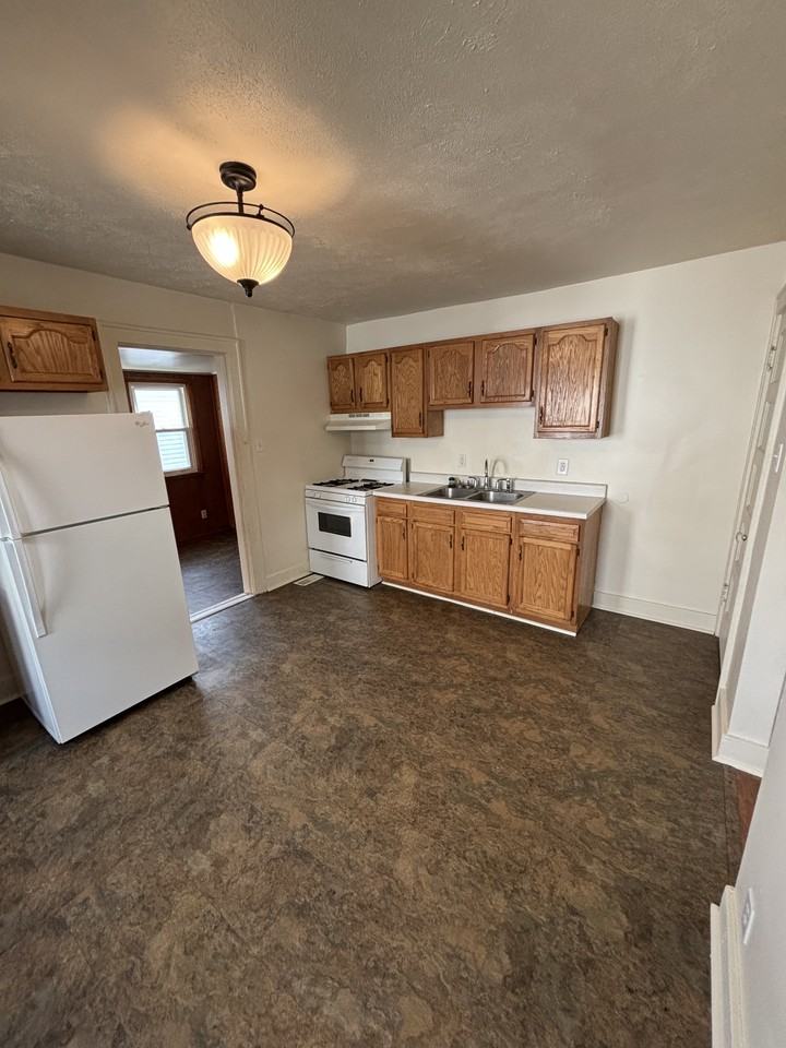 319 E 11th St - Photo 4 of 11