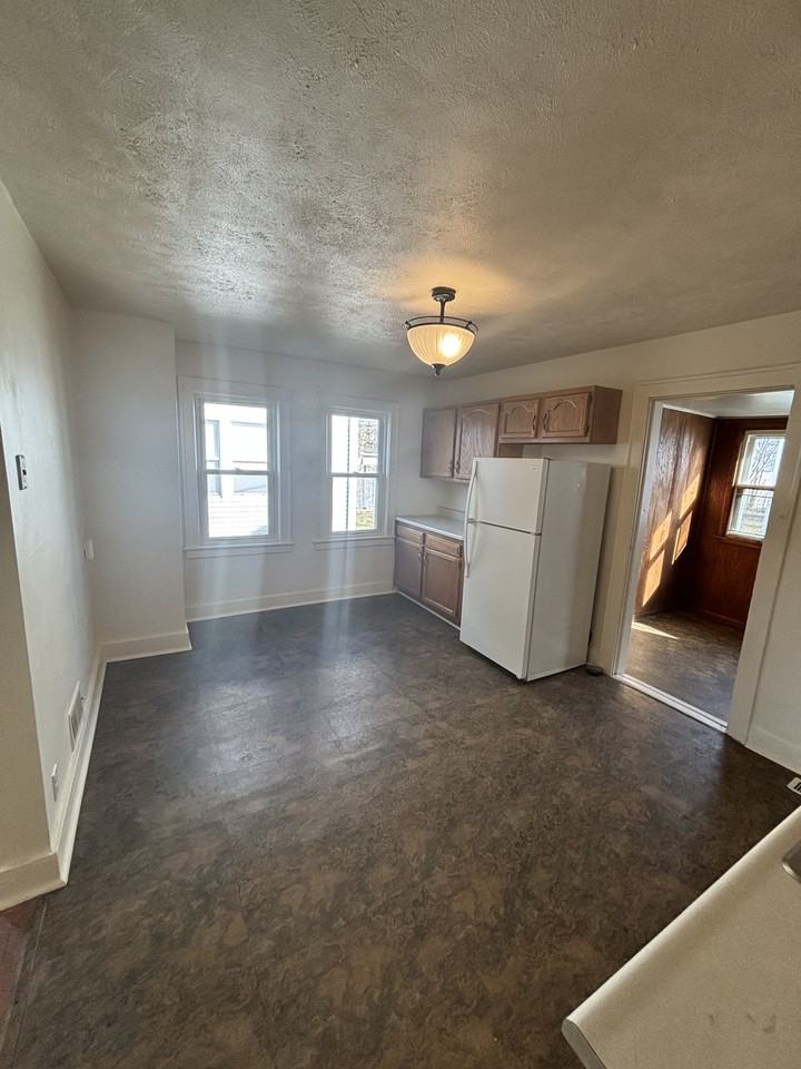 319 E 11th St - Photo 5 of 11