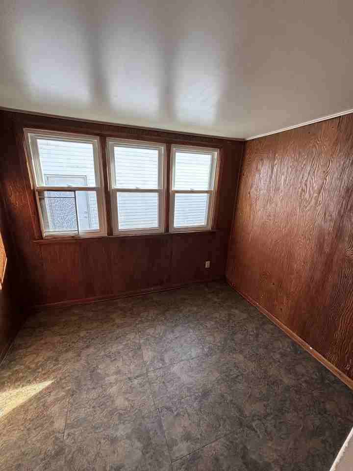 319 E 11th St - Photo 6 of 11