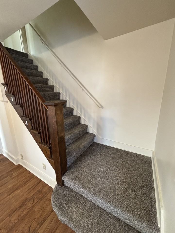 319 E 11th St - Photo 7 of 11