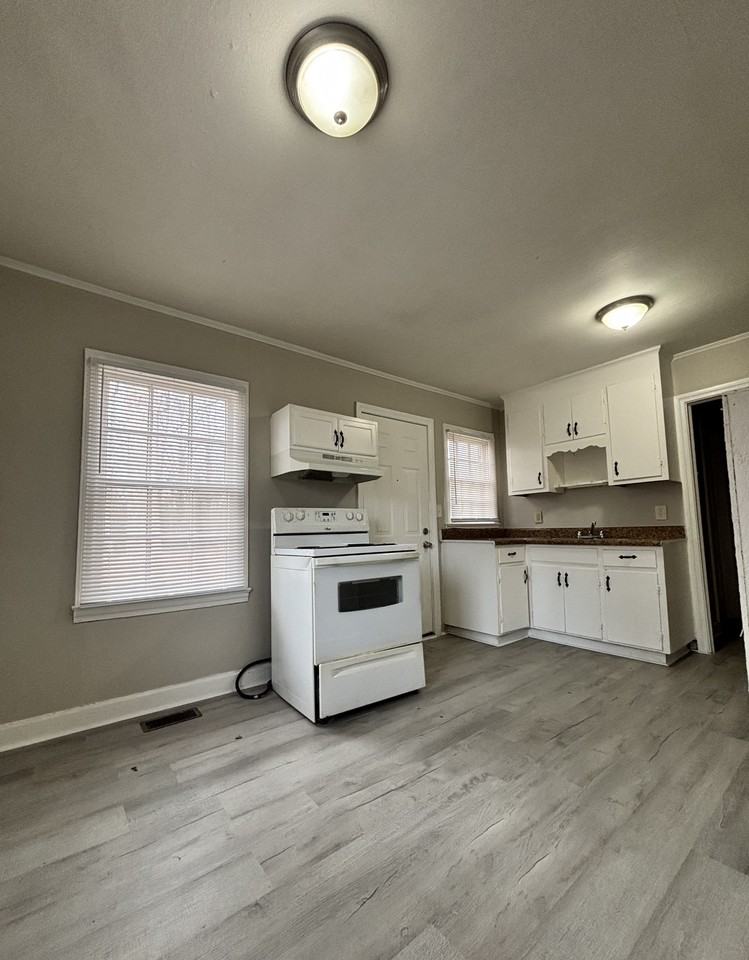 124 S Pine St - Photo 3 of 14