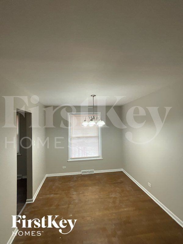 3501 Maple Ln - Photo 2 of 10