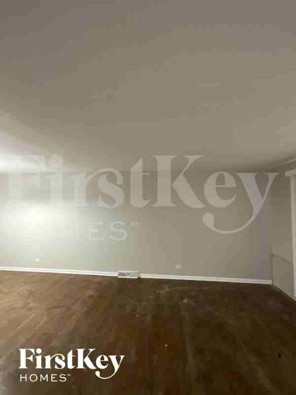 3501 Maple Ln - Photo 3 of 10