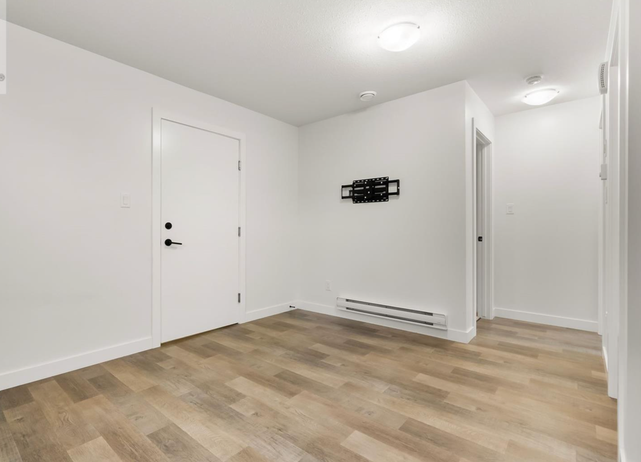 5217 Green Crescent B - Photo 2 of 11