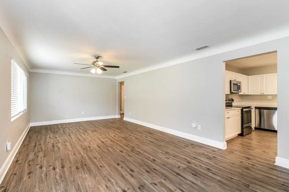 515 S Nekoma Ave - Photo 3 of 16