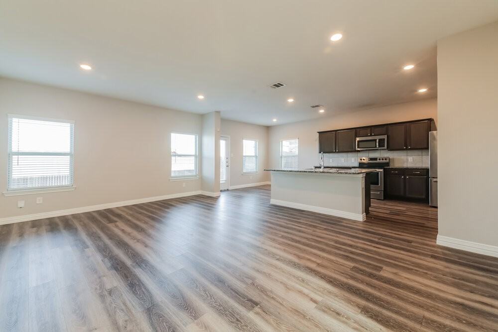 1007 Emerald Dr - Photo 5 of 17