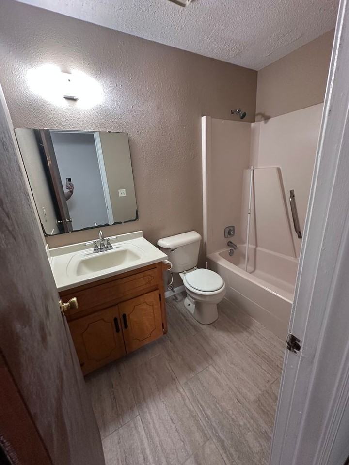 222 Myrtle St - Photo 3 of 11