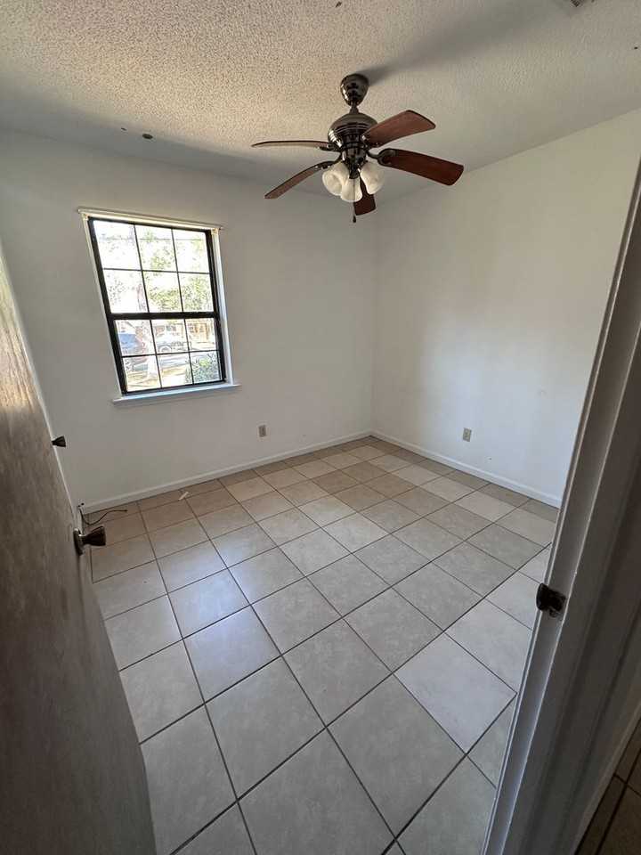 222 Myrtle St - Photo 4 of 11