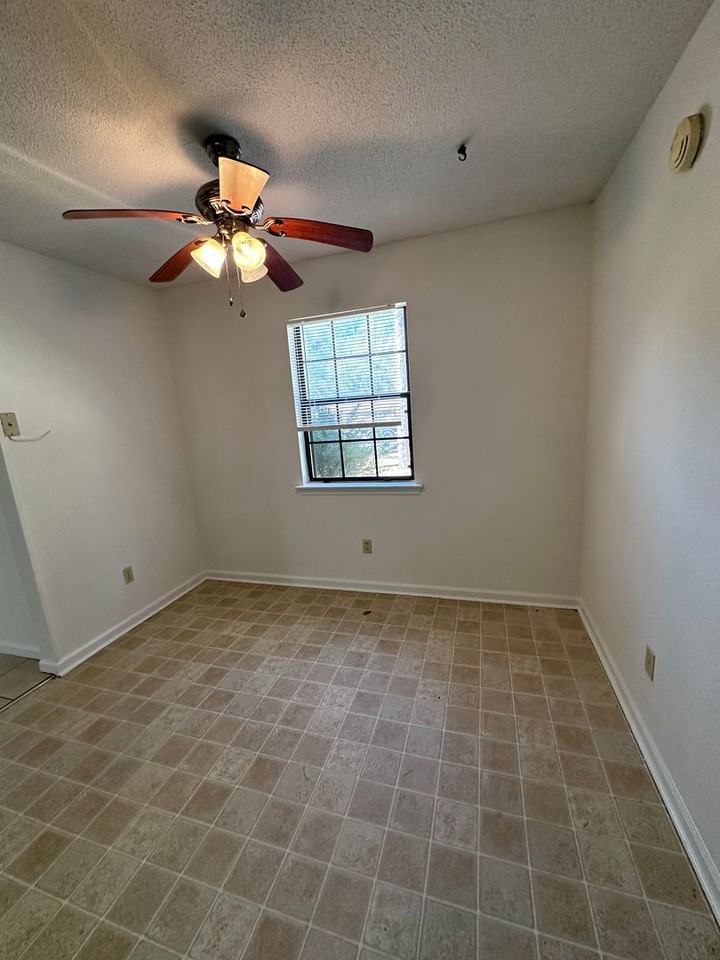 222 Myrtle St - Photo 7 of 11