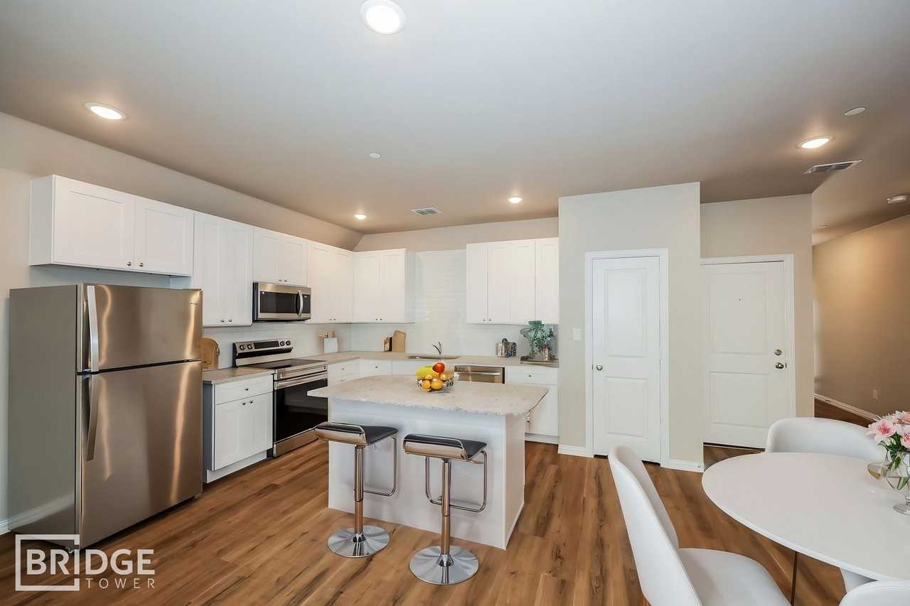 1008 E Golden Ln - Photo 3 of 13