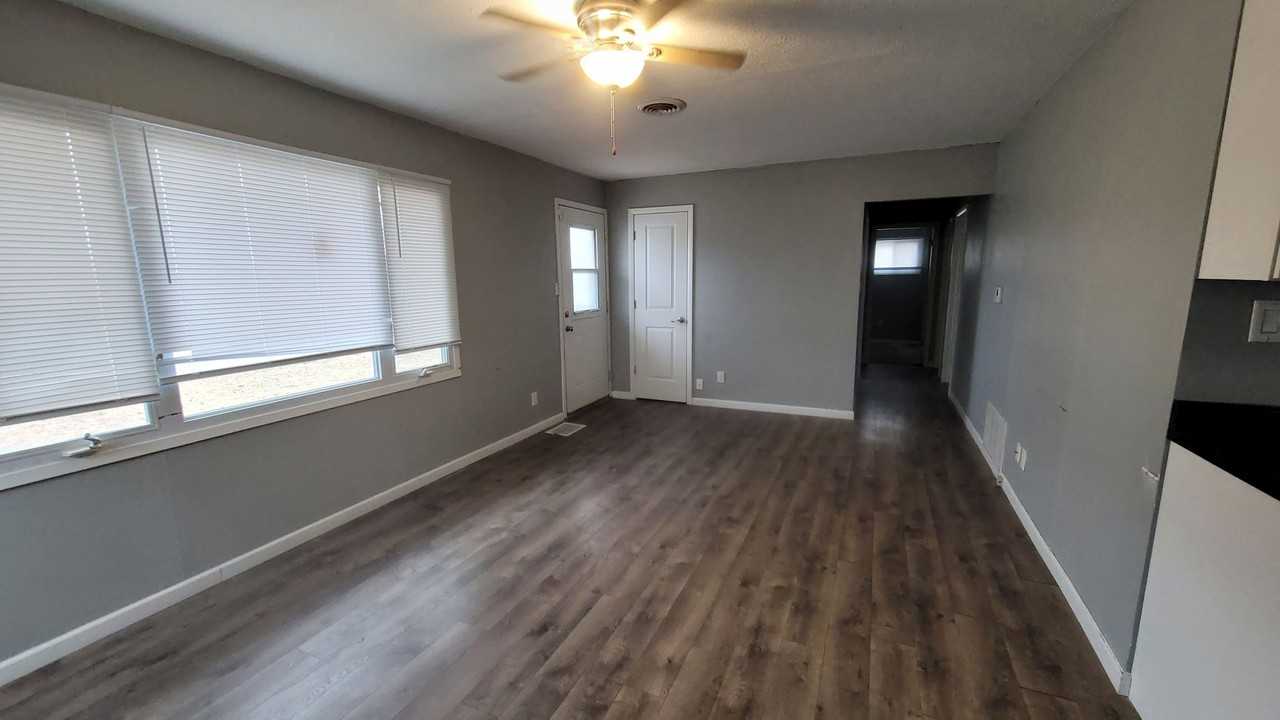 1504 Richmond Rd Ne - Photo 2 of 17