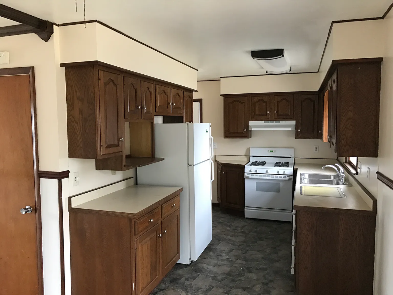 2325 N Linwood Ave - Photo 2 of 8