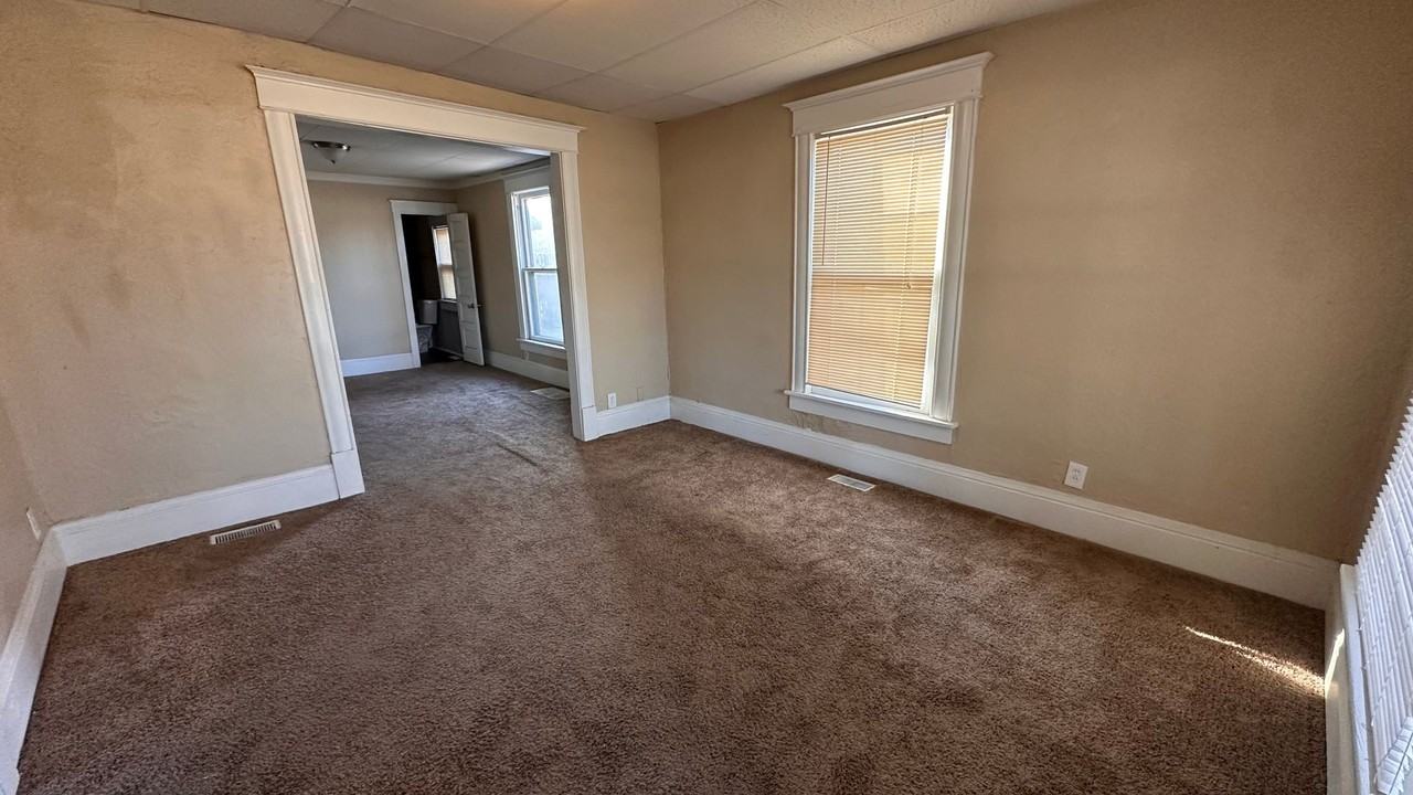 330 S Elizabeth St - Photo 3 of 7