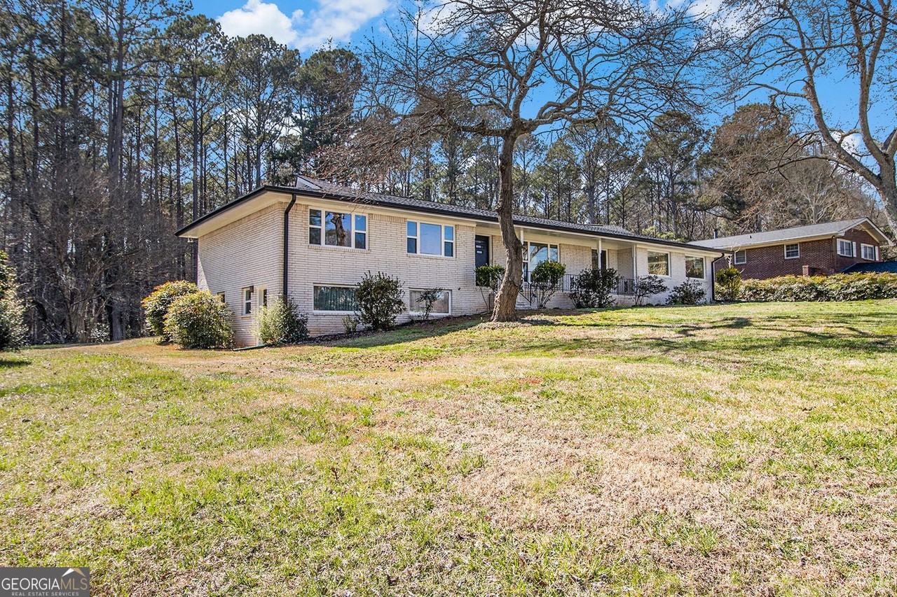 5583 Prince Phillip Way - Photo 4 of 36