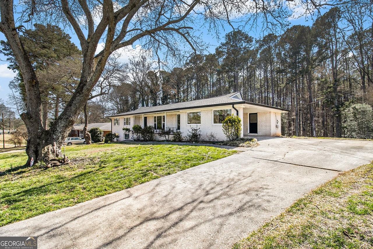 5583 Prince Phillip Way - Photo 5 of 36