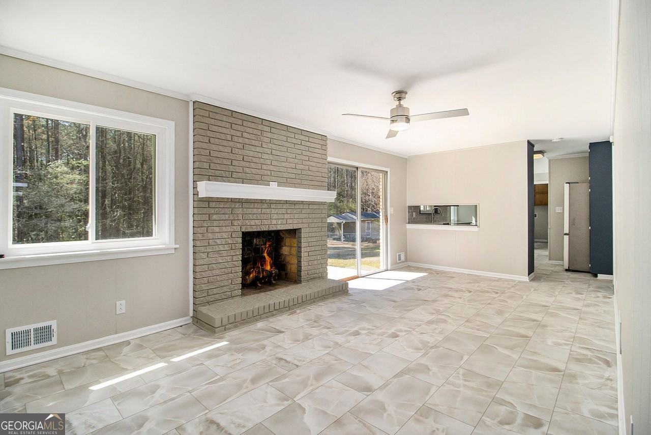 5583 Prince Phillip Way - Photo 7 of 36