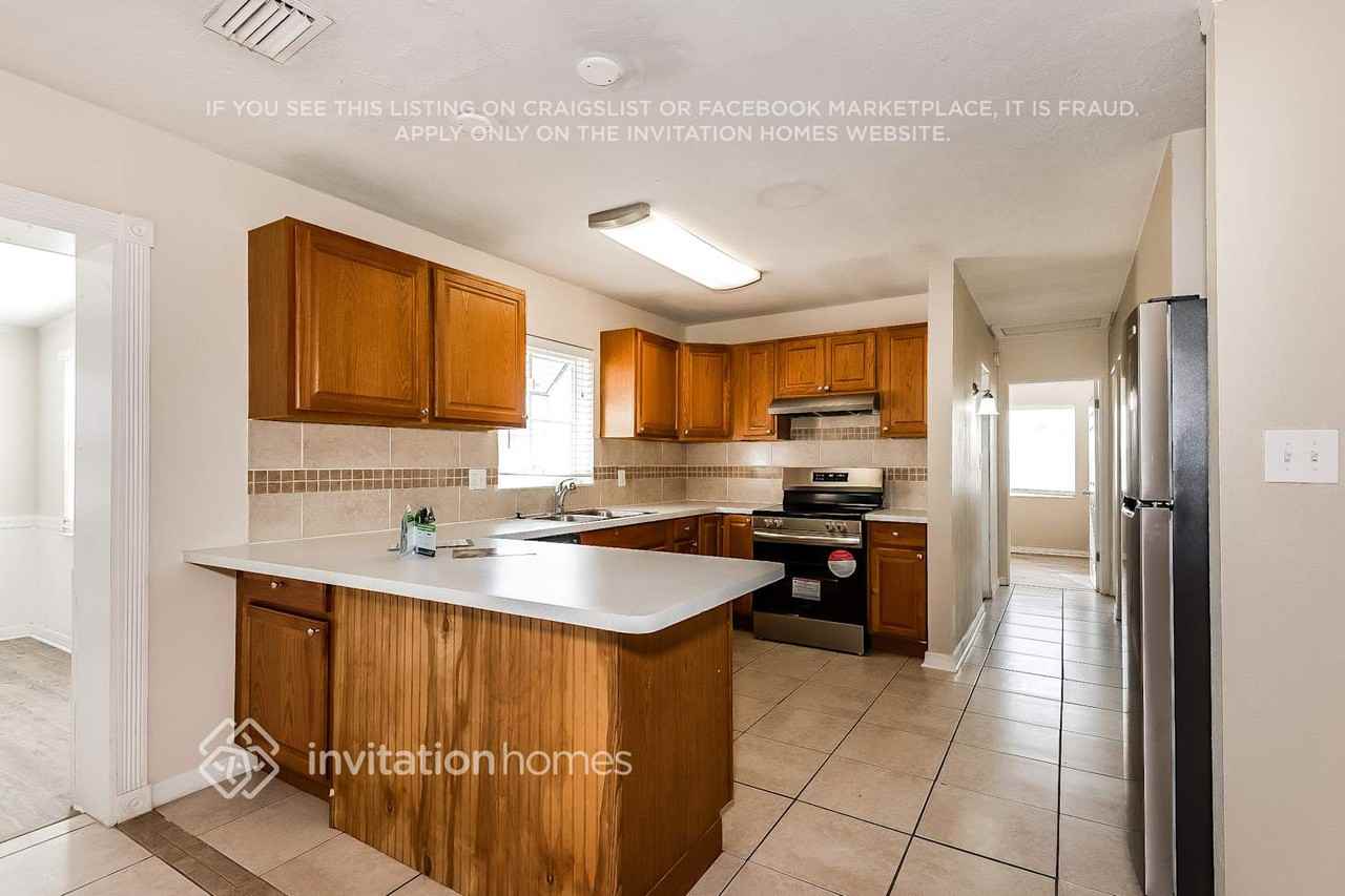 1713 Roslyn Ave - Photo 5 of 17