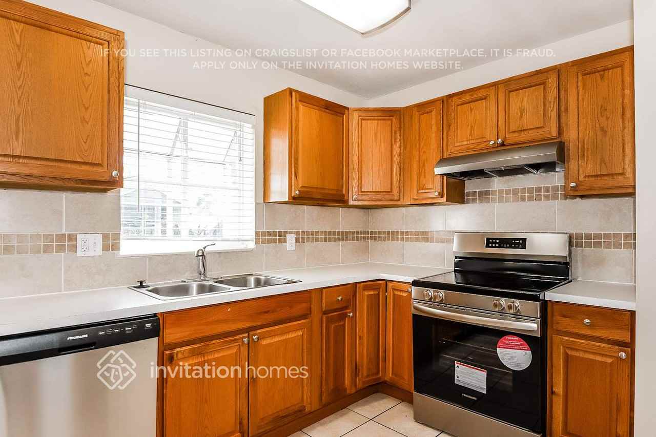 1713 Roslyn Ave - Photo 6 of 17