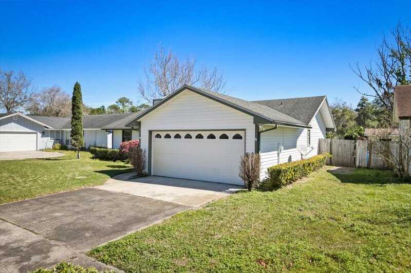 2059 Oak Water Dr - Photo 3 of 27