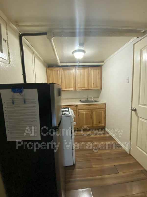 310 S 12th St #B - Photo 2 of 6