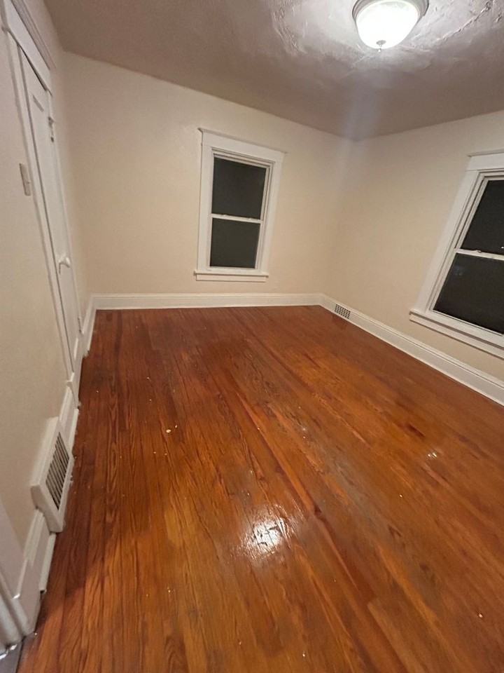 415 Middlebury St - Photo 3 of 9