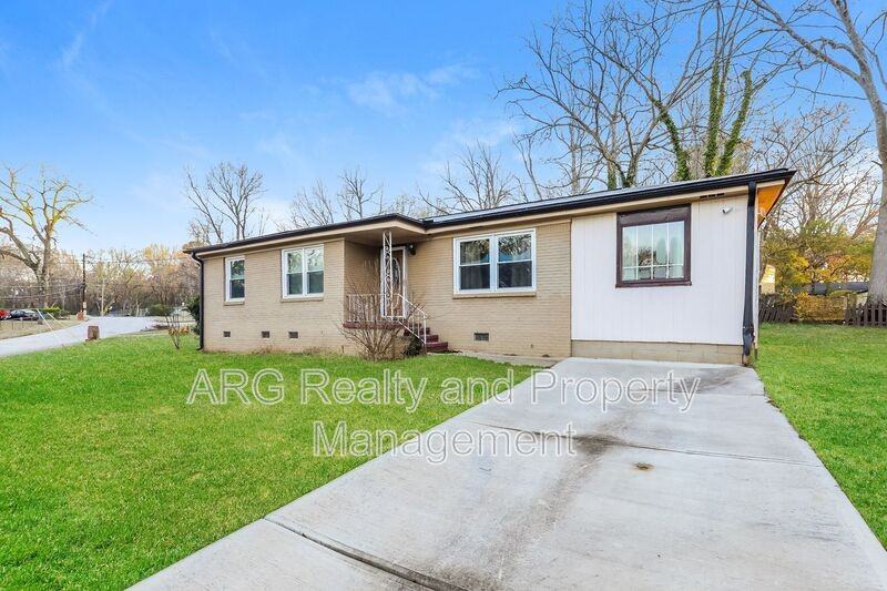 2330 Locust Ln Se - Photo 2 of 15