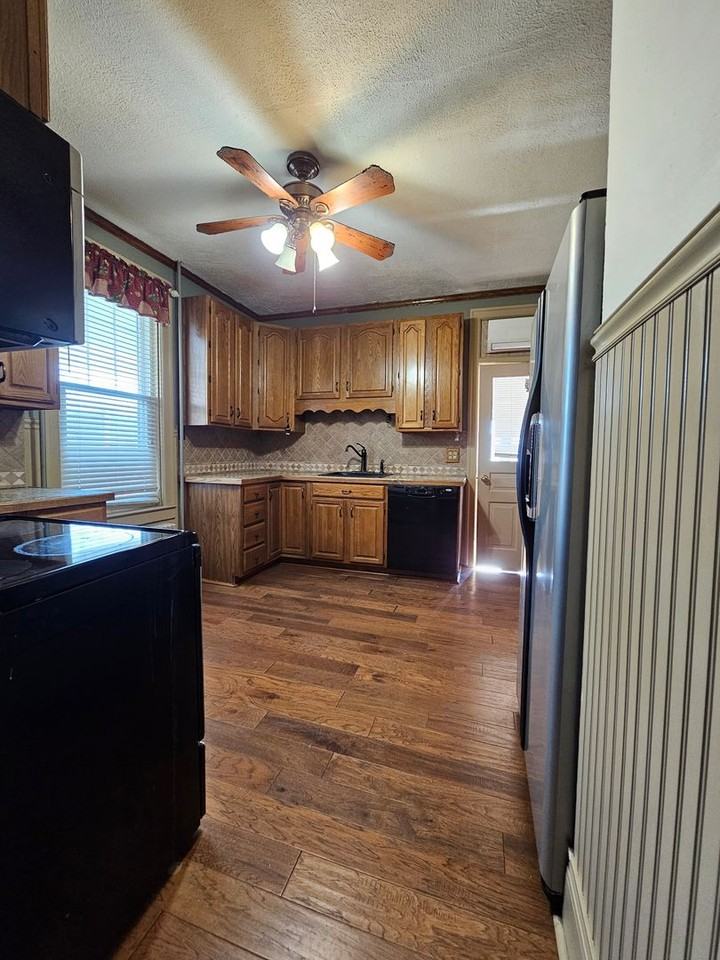 565 Trinity Rd - Photo 4 of 17