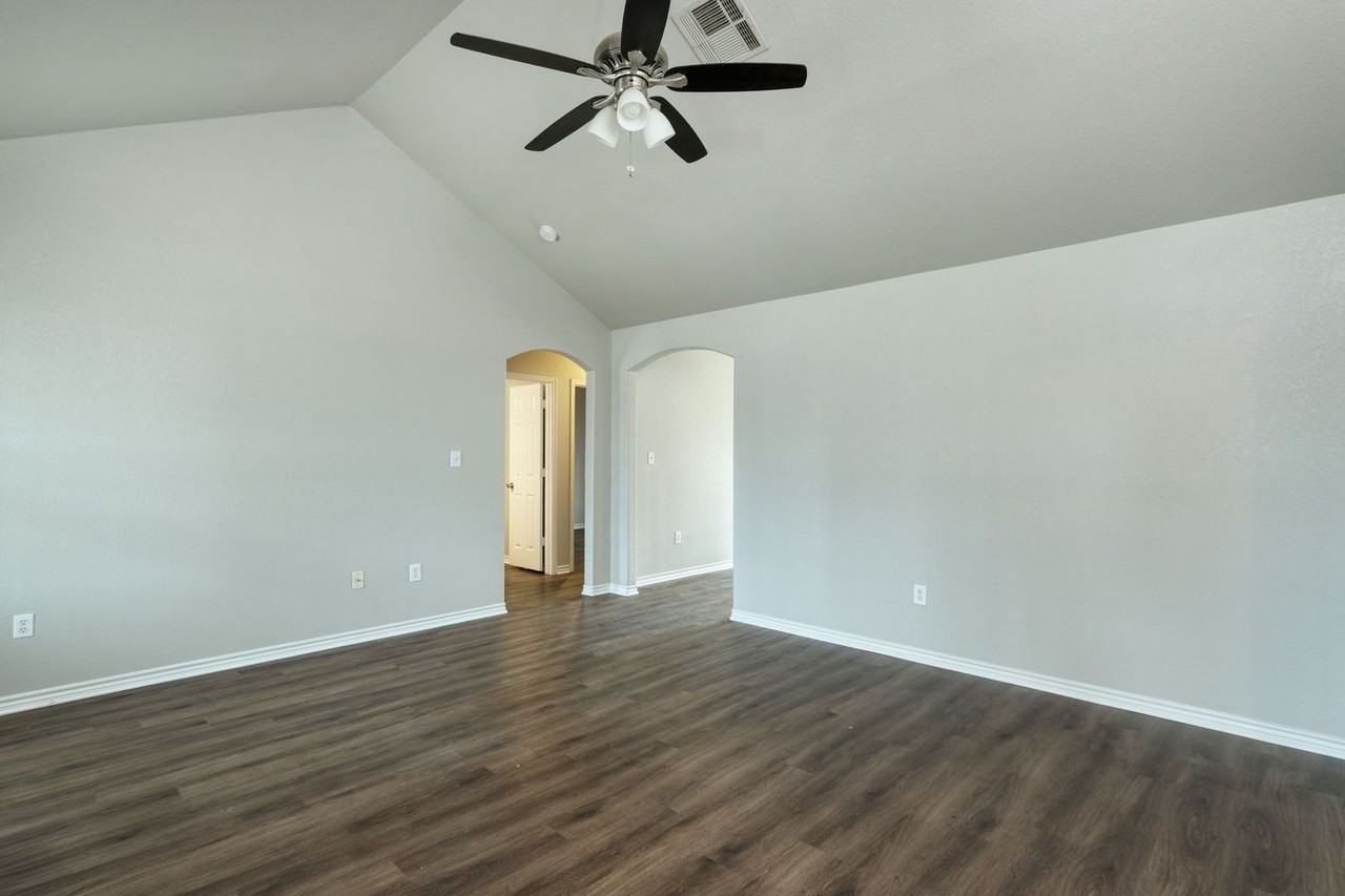 108 Castleberry Ct - Photo 2 of 14