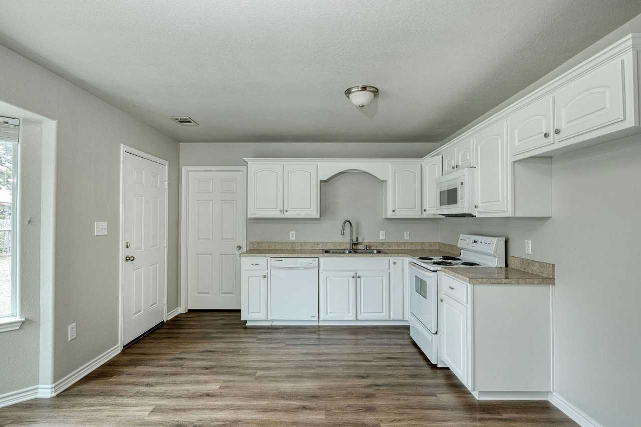 108 Castleberry Ct - Photo 3 of 14