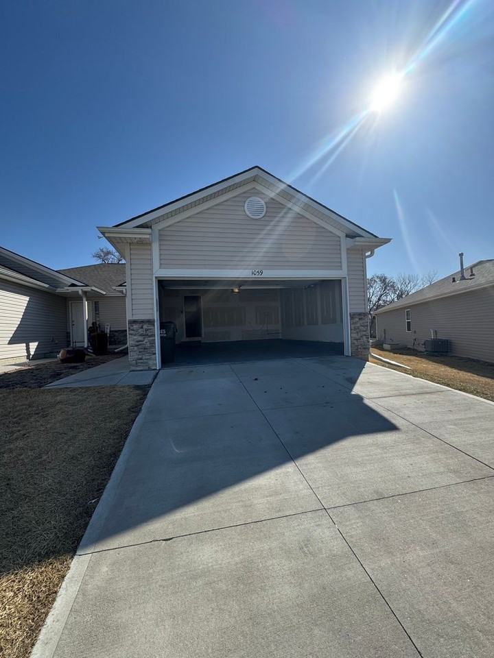 1059 N 170th Ave