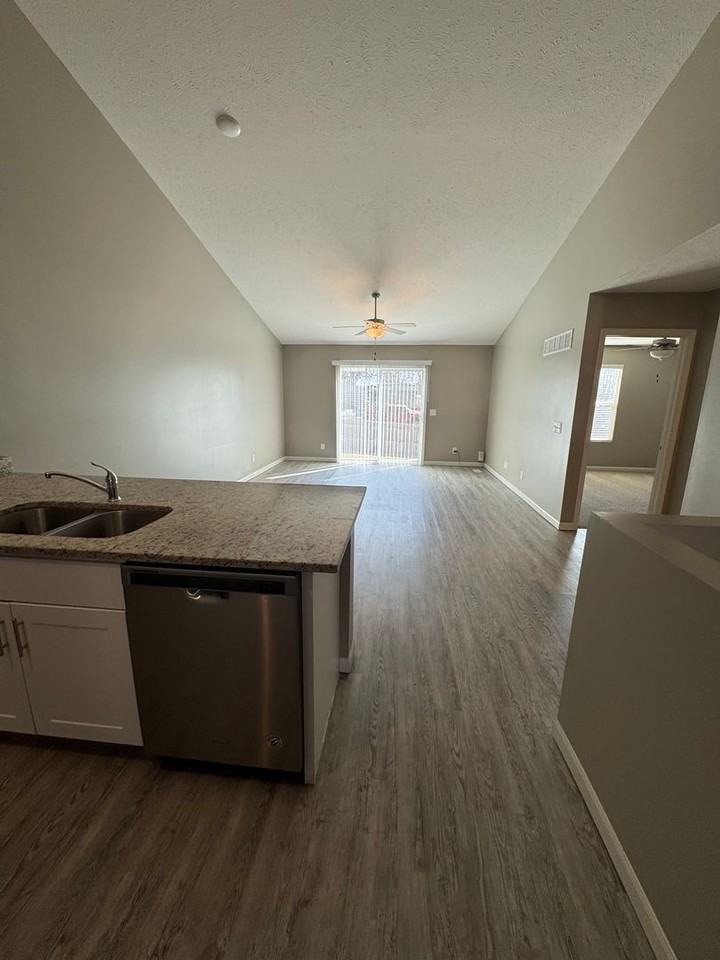 1059 N 170th Ave - Photo 4 of 20