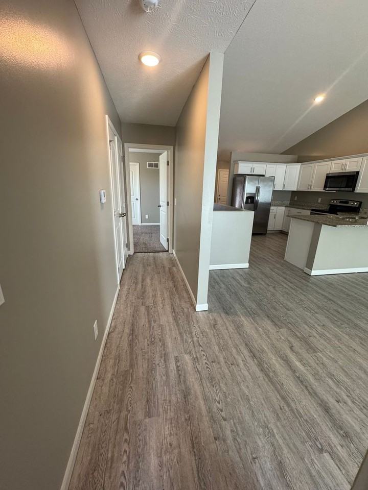 1059 N 170th Ave - Photo 5 of 20