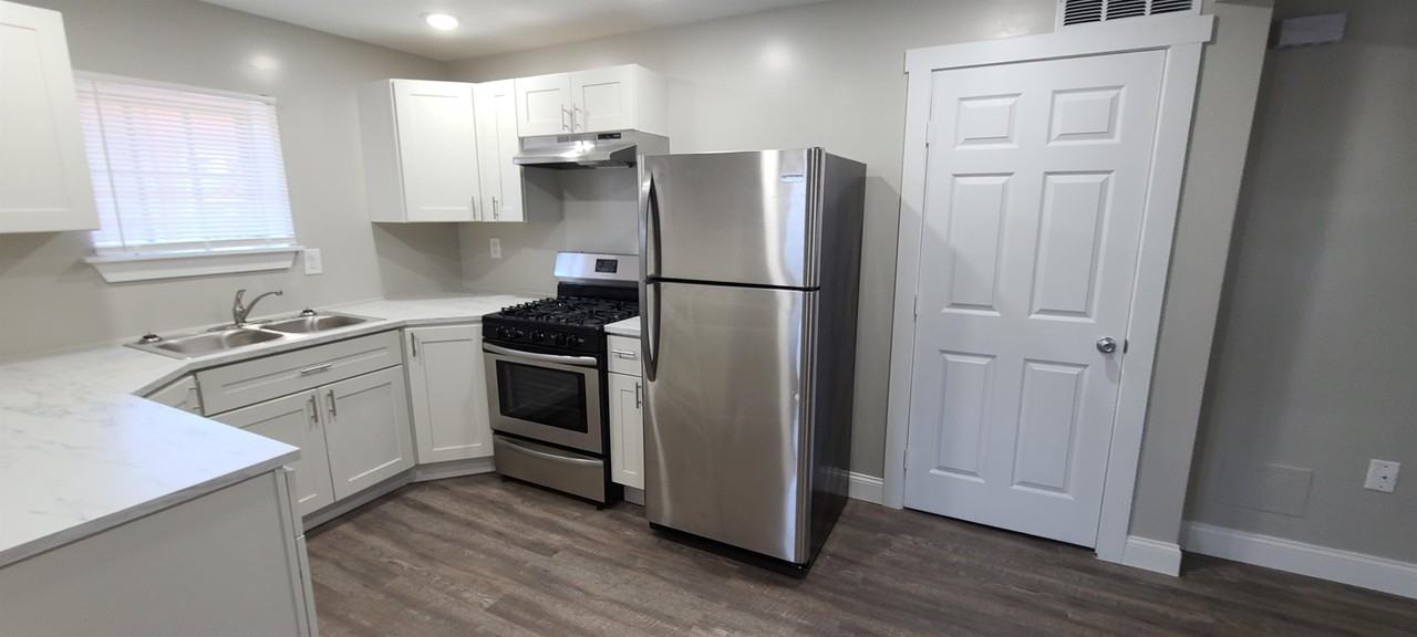 7301 Burton St - Photo 3 of 22