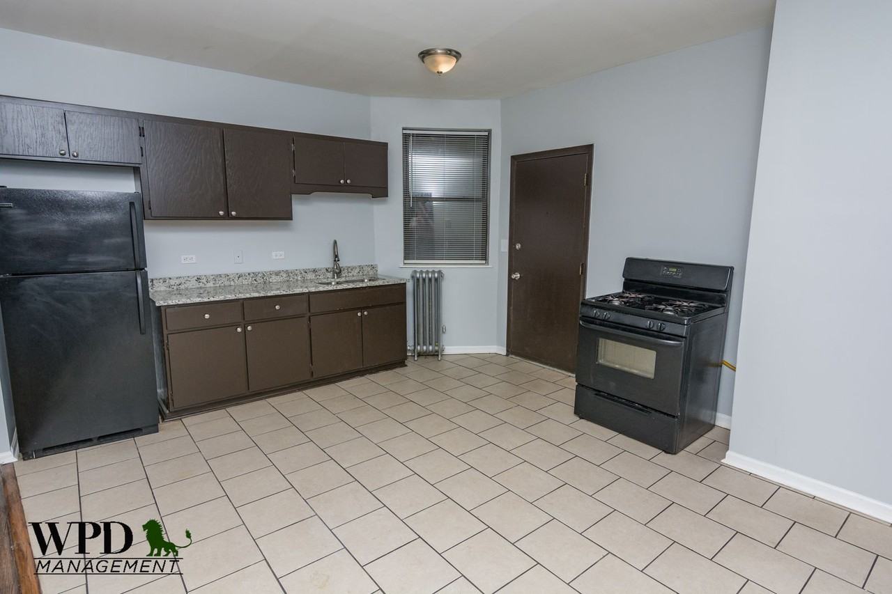 7549 S Essex Ave - Photo 3 of 9