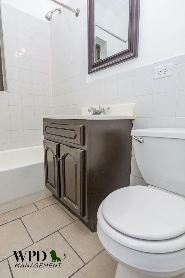 7549 S Essex Ave - Photo 2 of 9