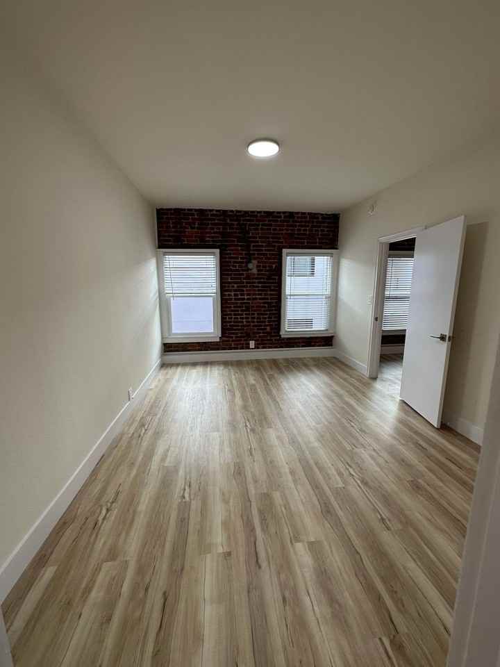 Modern & Stylish 2 - Photo 2 of 5