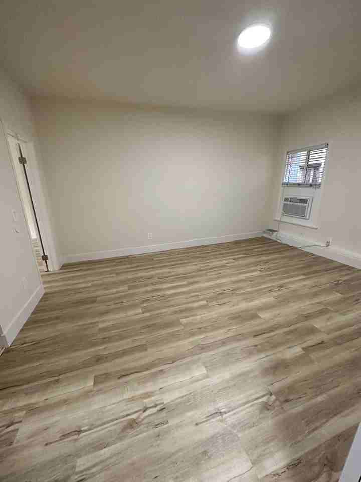 Modern & Stylish 2 - Photo 3 of 5