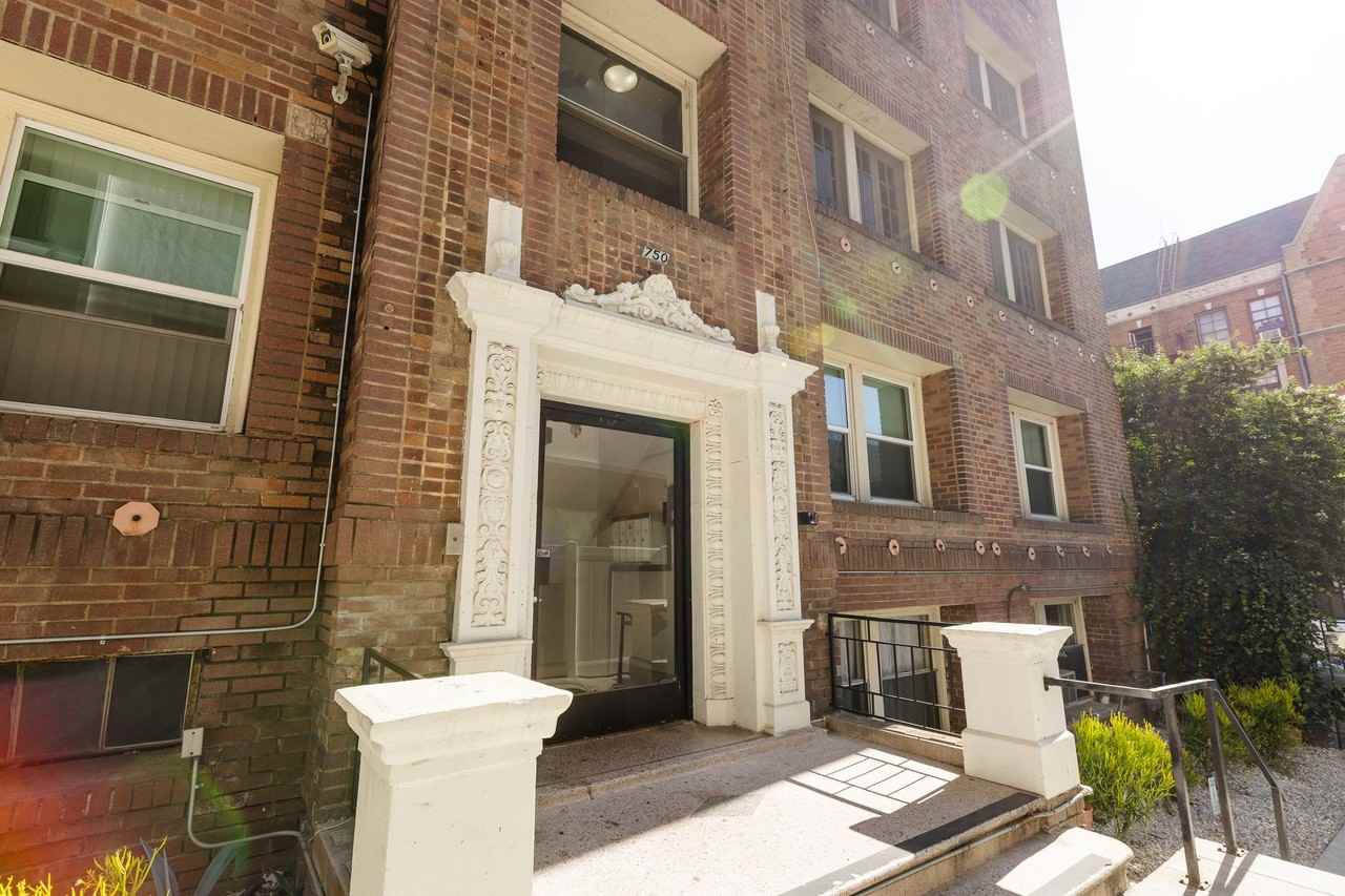 Modern & Stylish 2 - Photo 5 of 5