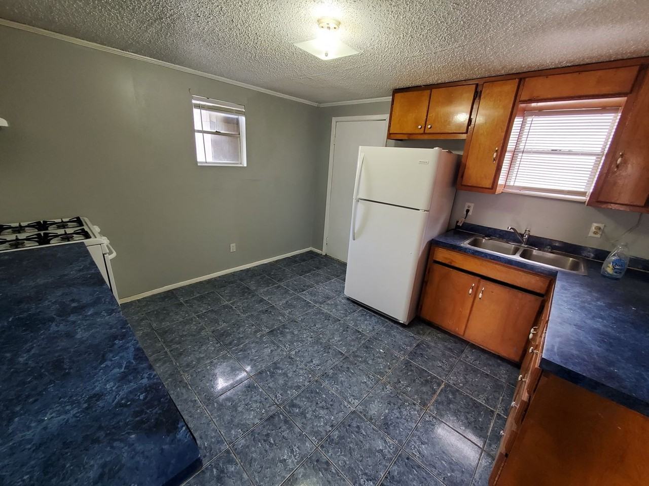 220 E 9th St - Photo 3 of 10